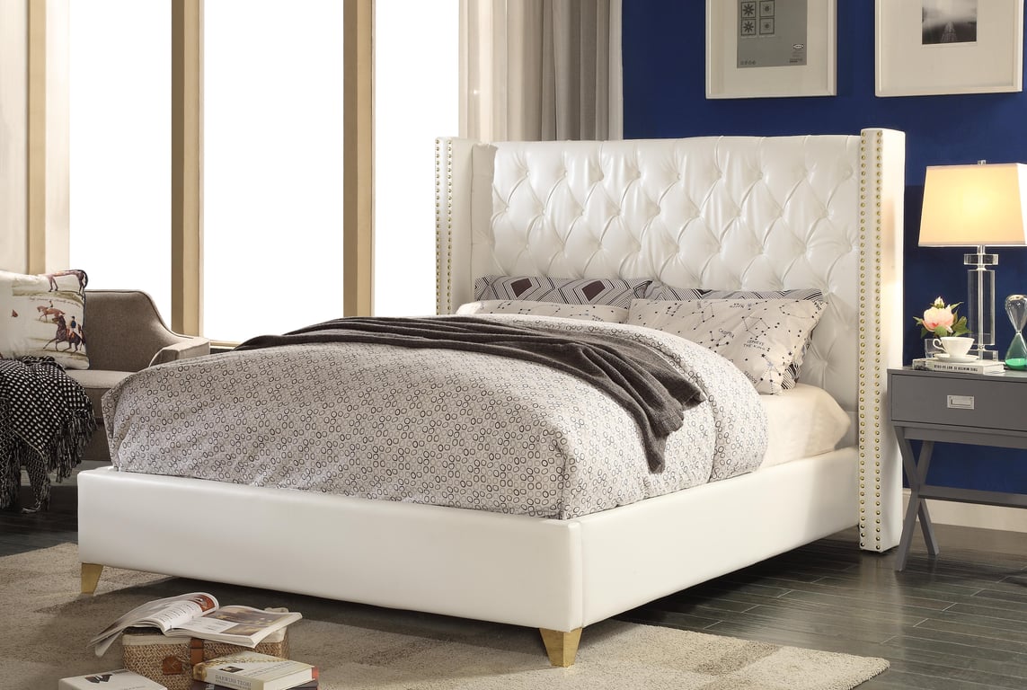 Белая кровать фото. Кровать rh Soho Bed. Кровать одинарная Сохо. Кровать Tufted Wing Twin. Soho белая кровать- тахта Шатура мебель.